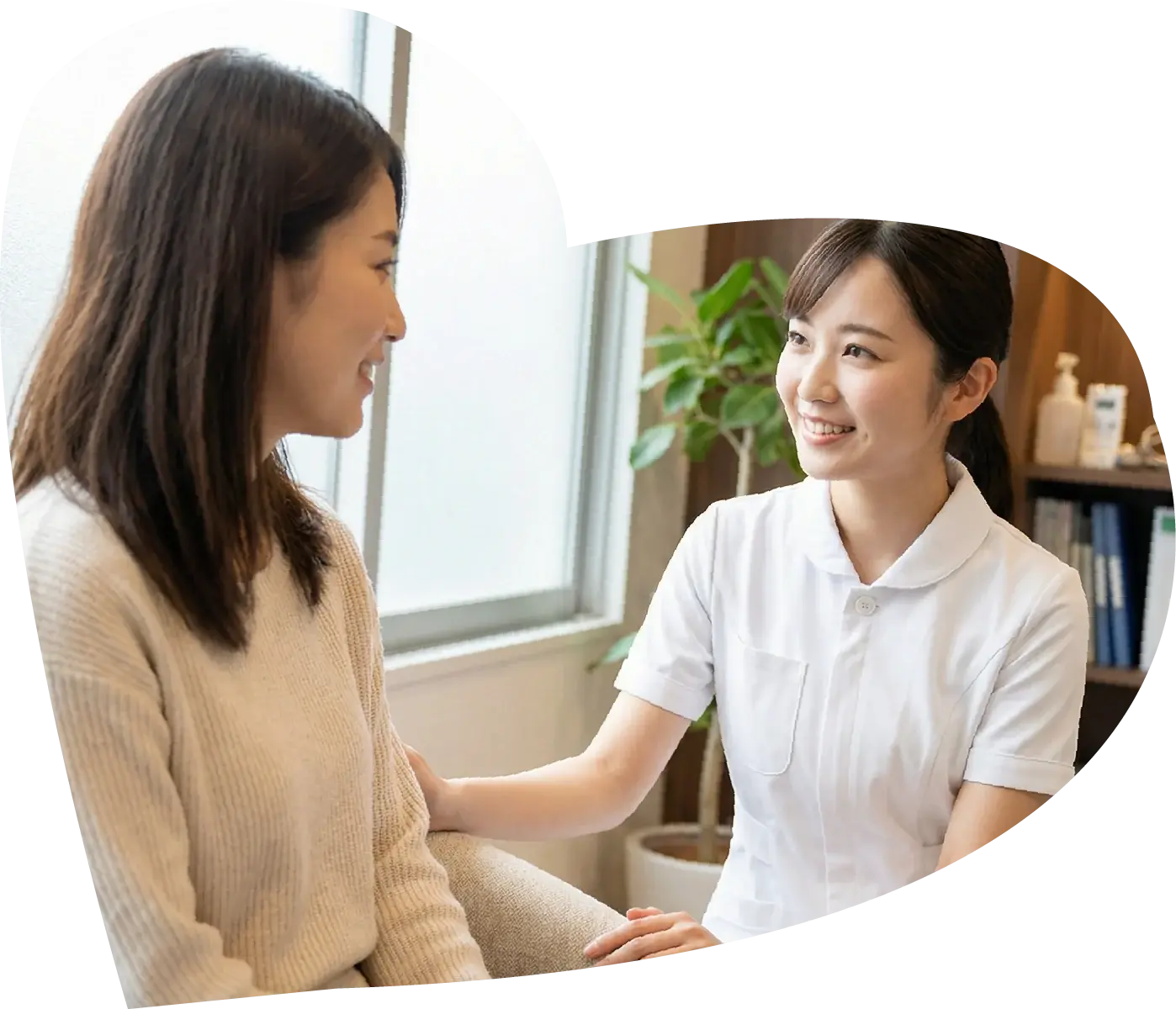 護理師與媽媽在諮詢室對話的心形照片